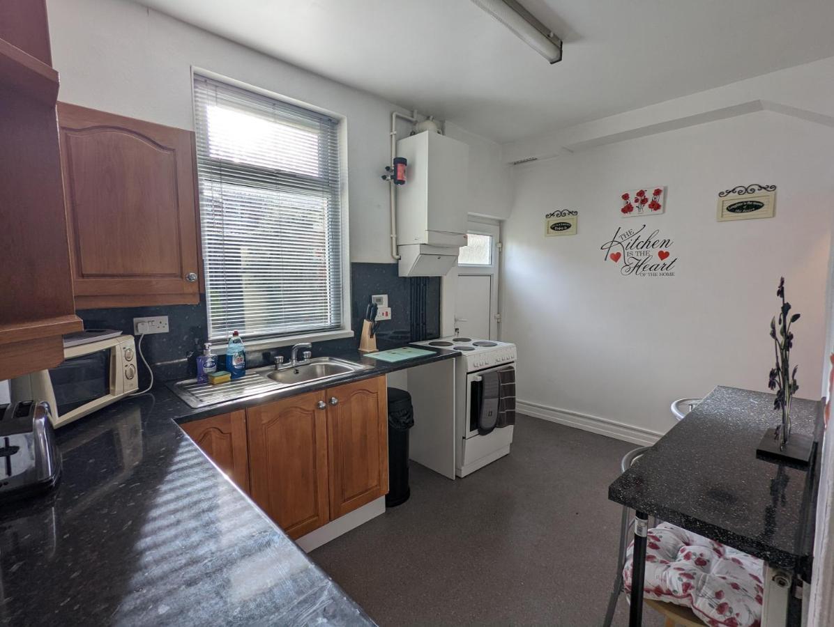 Moon Holiday Townhouse Free Parkingprivate Gardenブラックプール エクステリア 写真