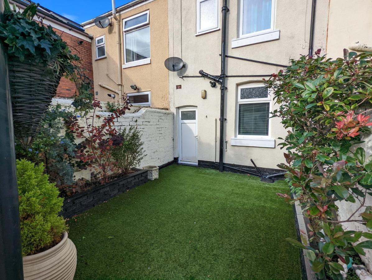 Moon Holiday Townhouse Free Parkingprivate Gardenブラックプール エクステリア 写真